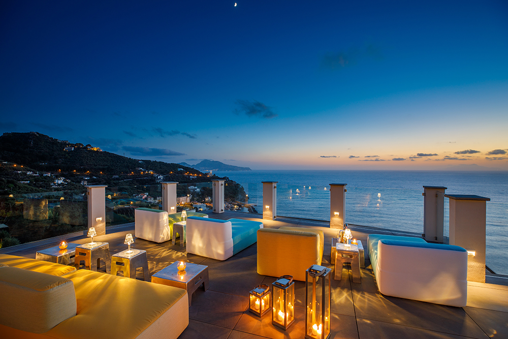 Aperitivo sulla terrazza panoramica dell’Art Hotel Villa Fiorella