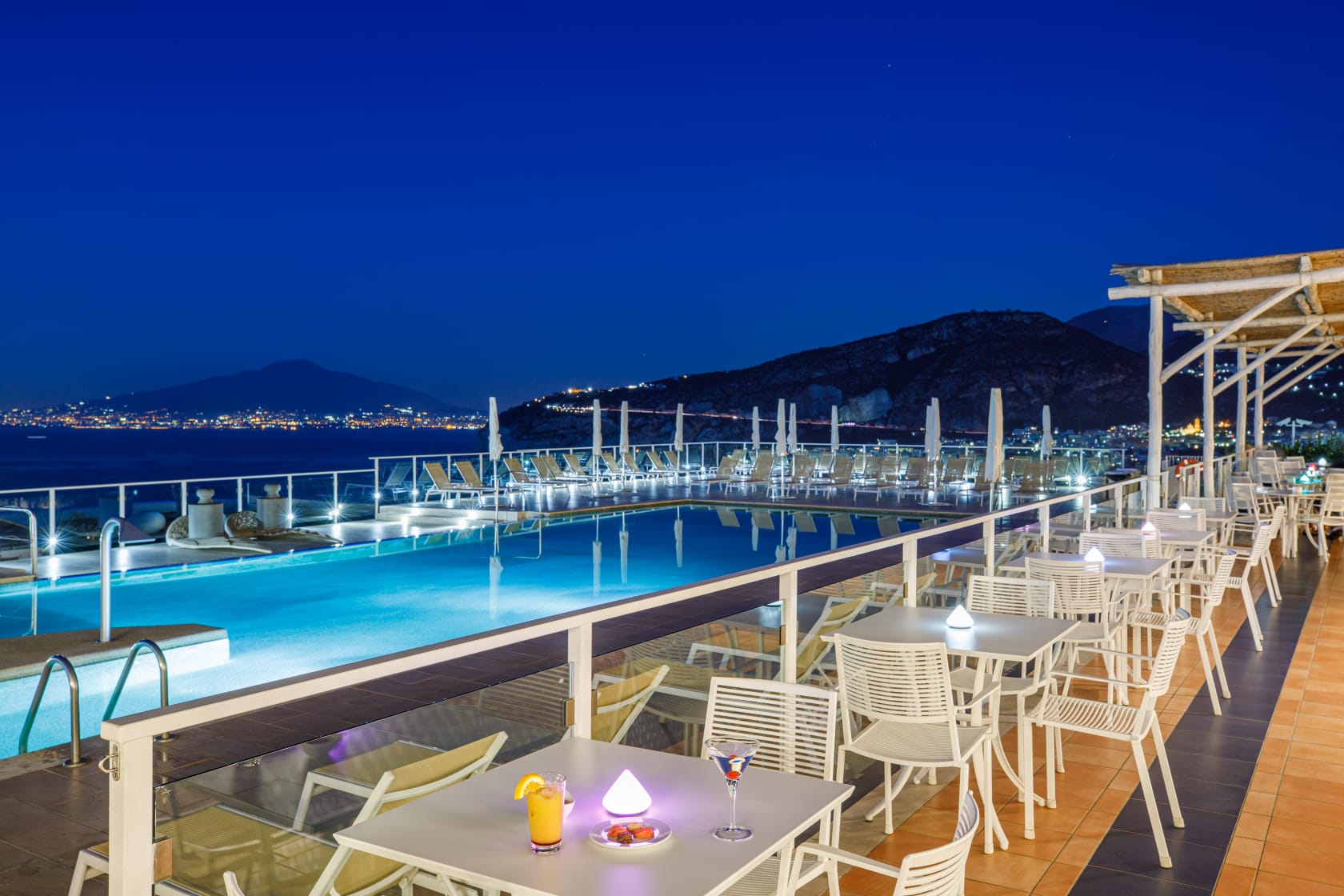 Aperitivo a Sorrento a bordo piscina all’Art Hotel Gran Paradiso