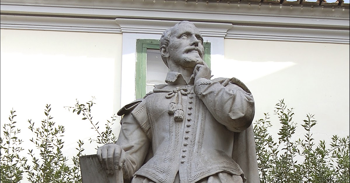Statua Torquato Tasso Sorrento Piazza Tasso