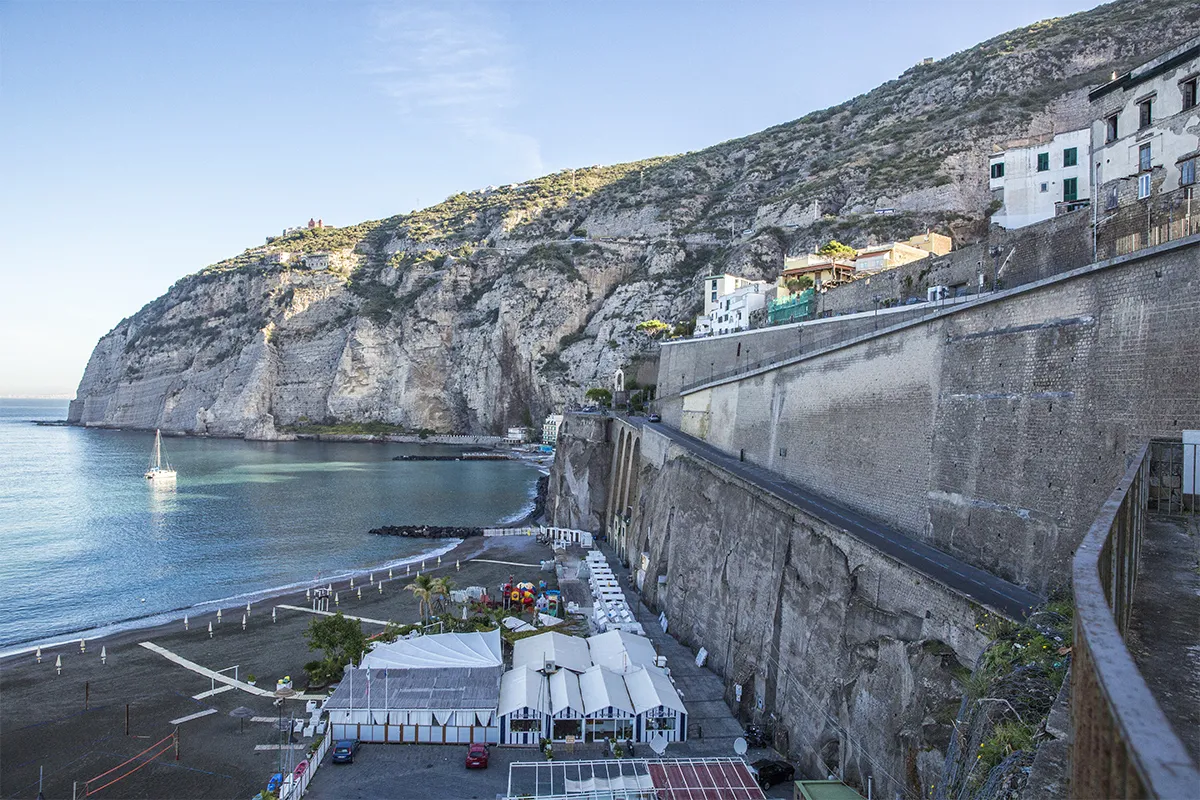 Meta Mare in Festa 2025: l’arte di strada illumina la Marina di Meta